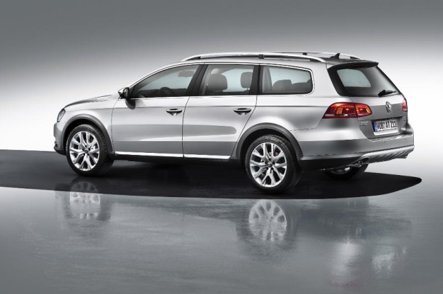 Volkswagen Passat Alltrack 2013-4.jpg